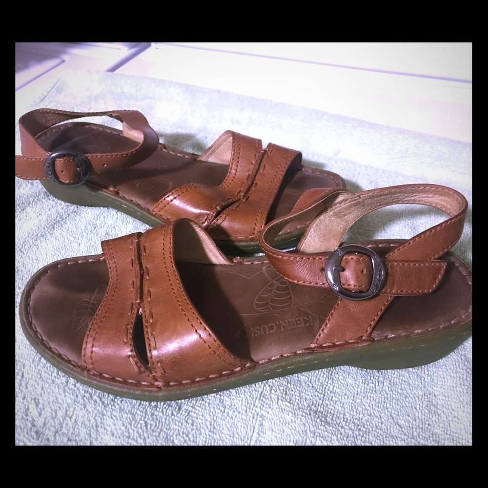 9.5 Keen Cush brown leather sandals